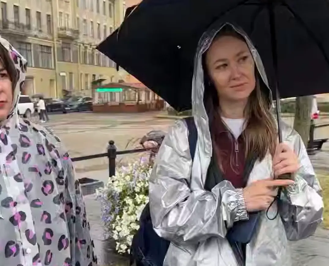 В Питере мужик решил совершить акт дефекации прямо посреди улицы