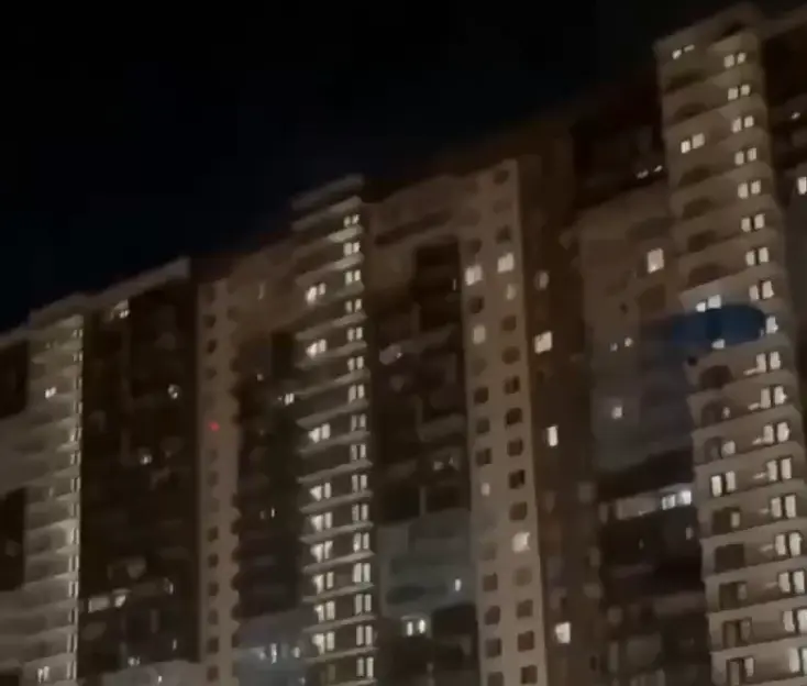 В Питере мужик выпрыгнул из окна многоэтажки с парашютом в честь Дня ВДВ