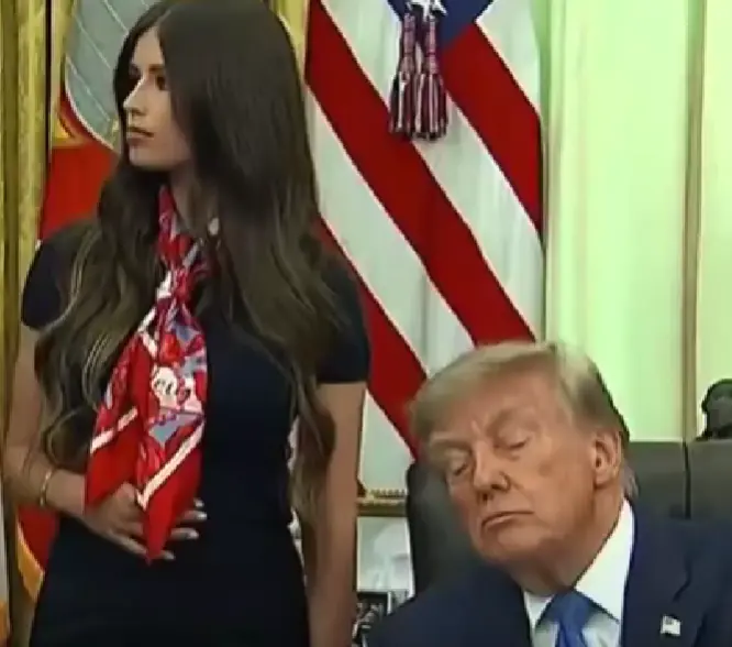 Странное видео с Трампом: как ассистентка резко разбудила президента США