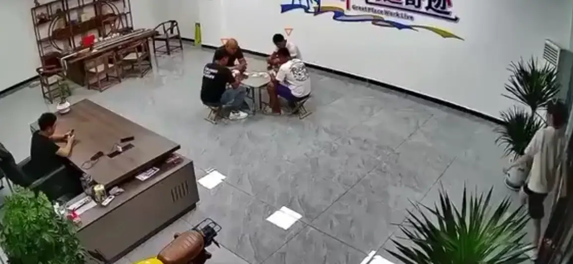 Жёны застукали мужей... за карточной игрой