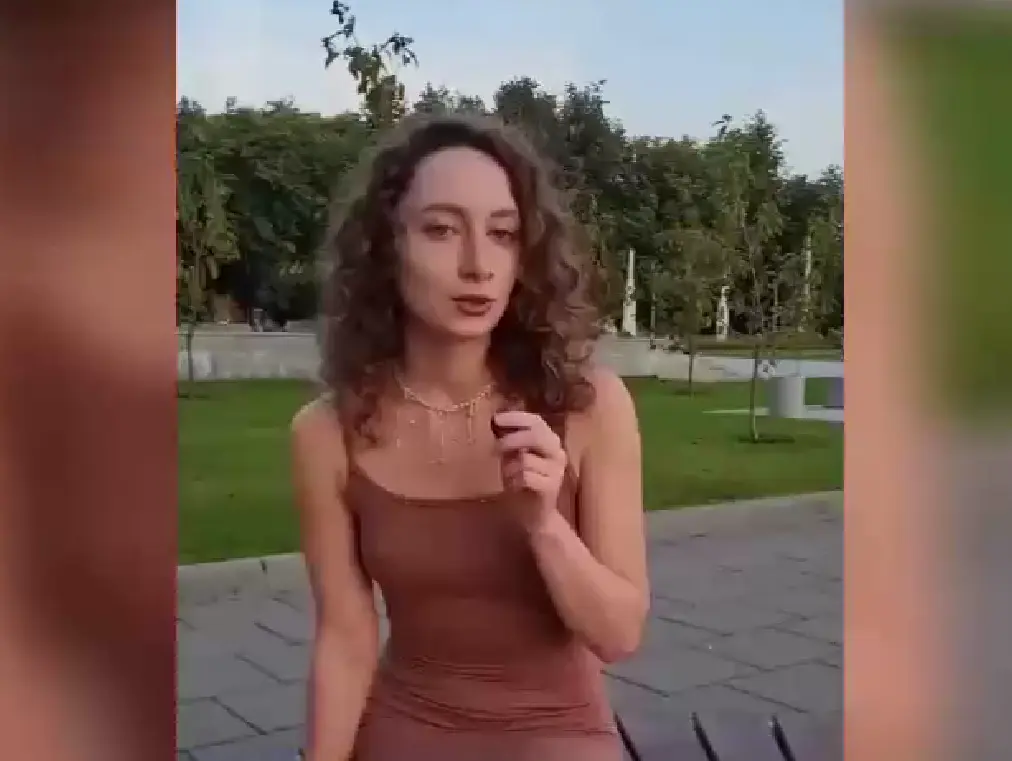 Парень с пуделем сделал комплимент девушке