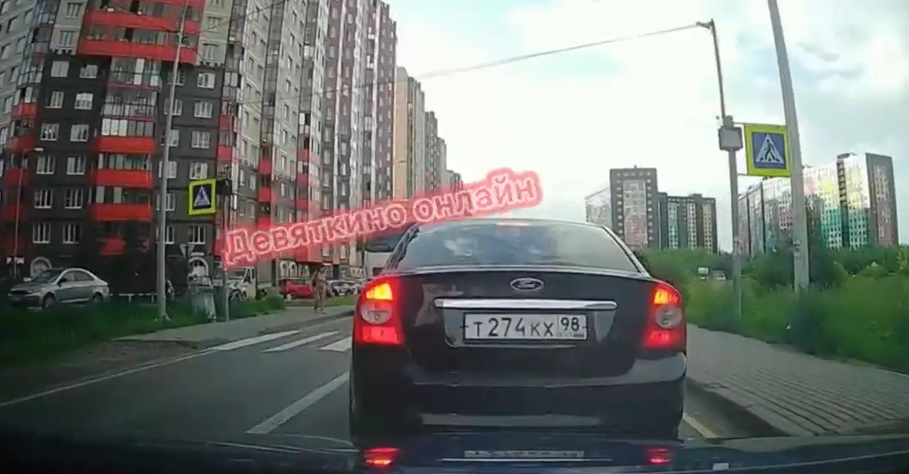Она уверенно шла к пешеходному переходу...