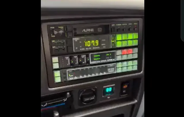 Автомобильная аудиосистема Alpine из 1990-х годов