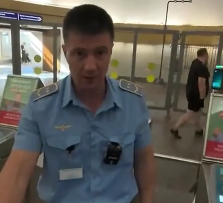 Конфликт с сотрудниками питерского метро: парень пытался проехать на самокате