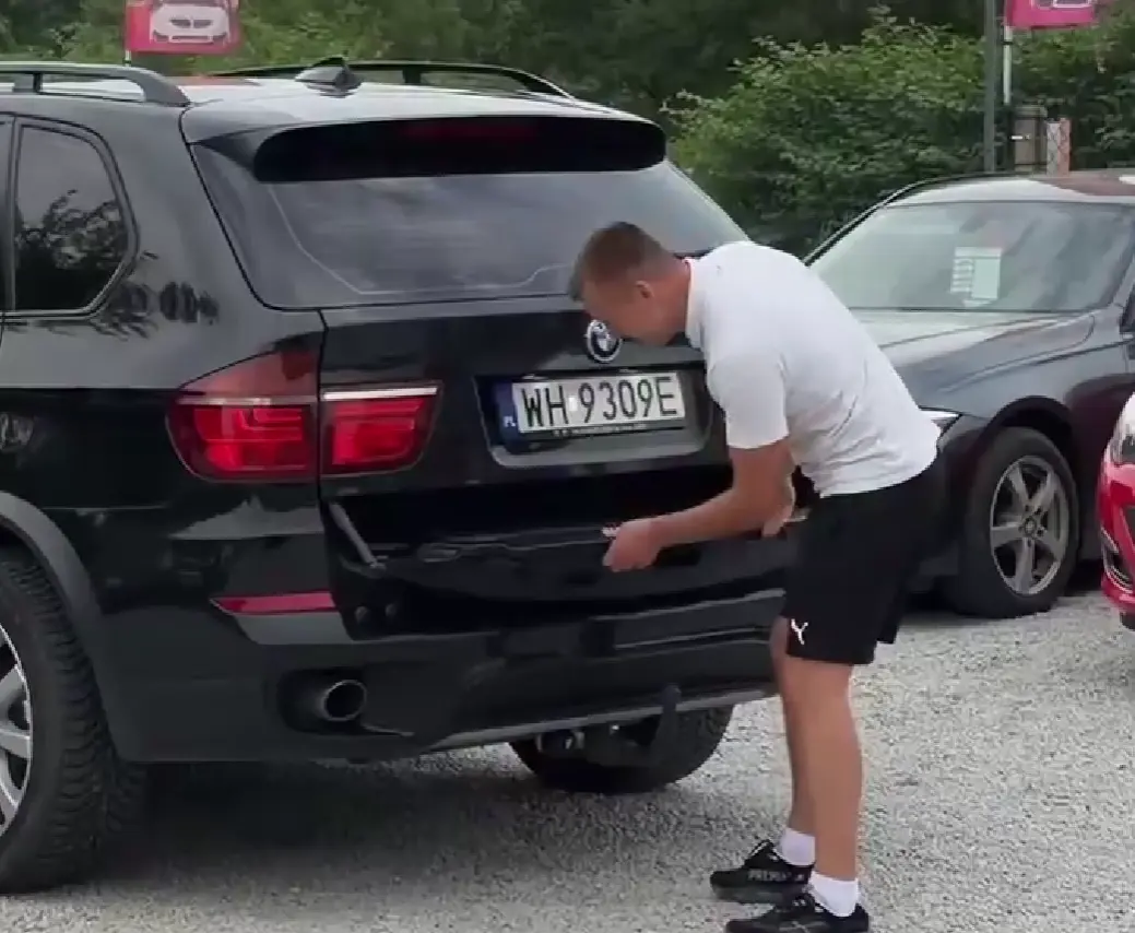 Гордый владелец BMW пытается закрыть багажник