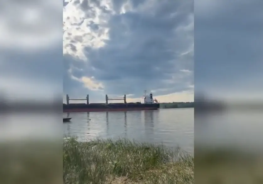 Мужчины выбрали не самое удачное место для кемпинга у воды