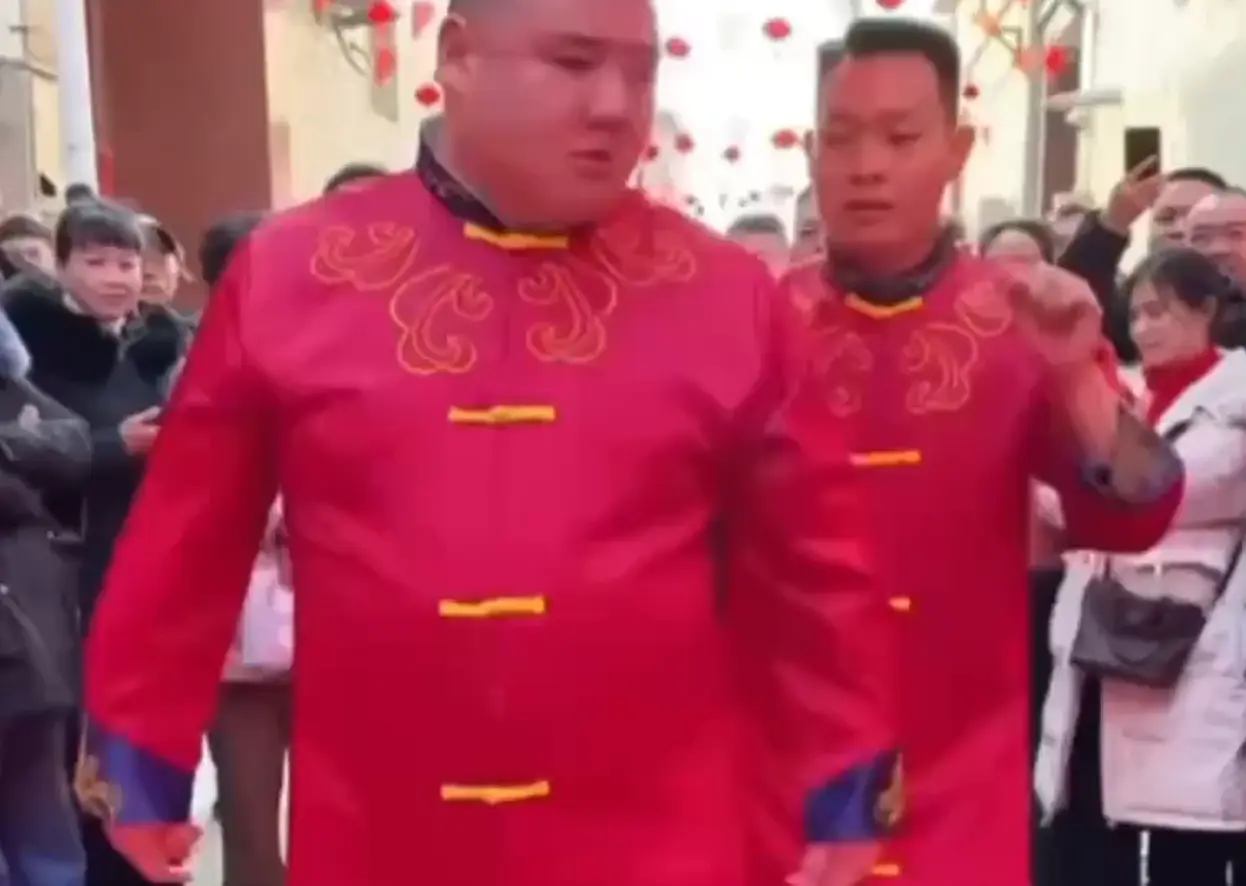 Брачный танец китайского молодчика... (Харизма зашкаливает)⁠⁠