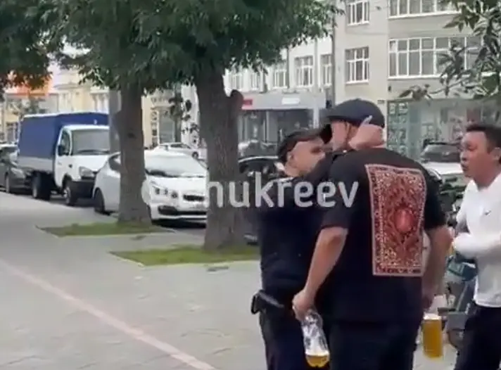 В Екатеринбурге пьяный мужчина напал на полицейского после замечания