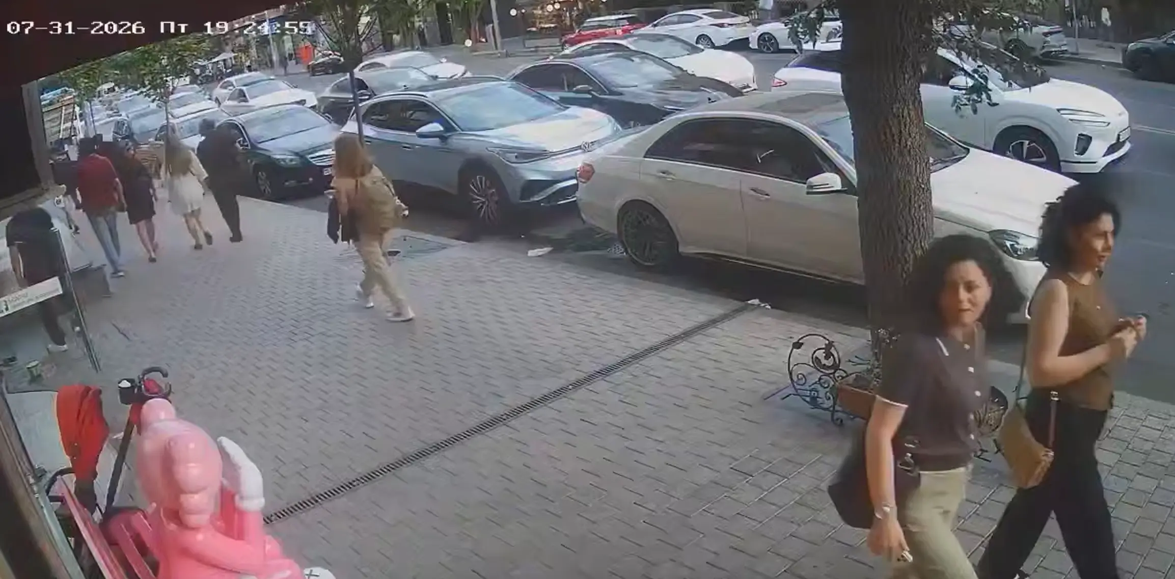 Взрыв подземного высоковольтного кабеля в центре Еревана⁠⁠