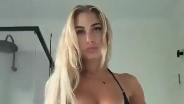 Блондинка Jade Jacobs