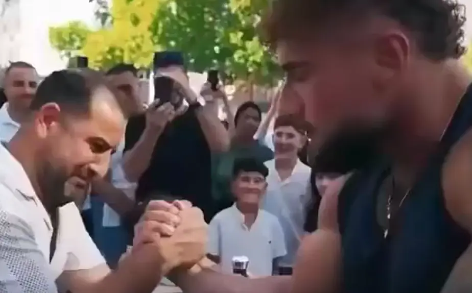 Армрестлер стал вирусным после того, как дал отцу победить на глазах у его дочери