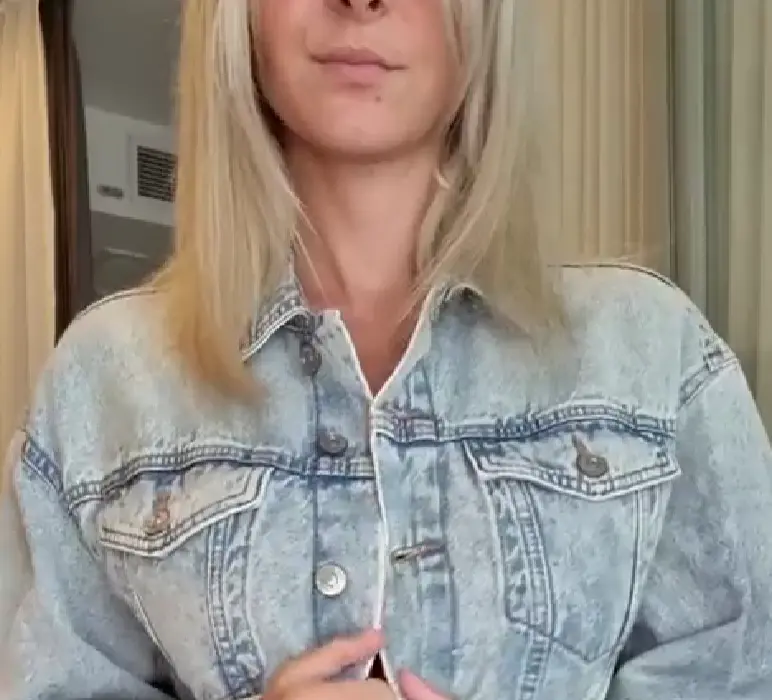 Показала что под джинсовой курткой⁠⁠