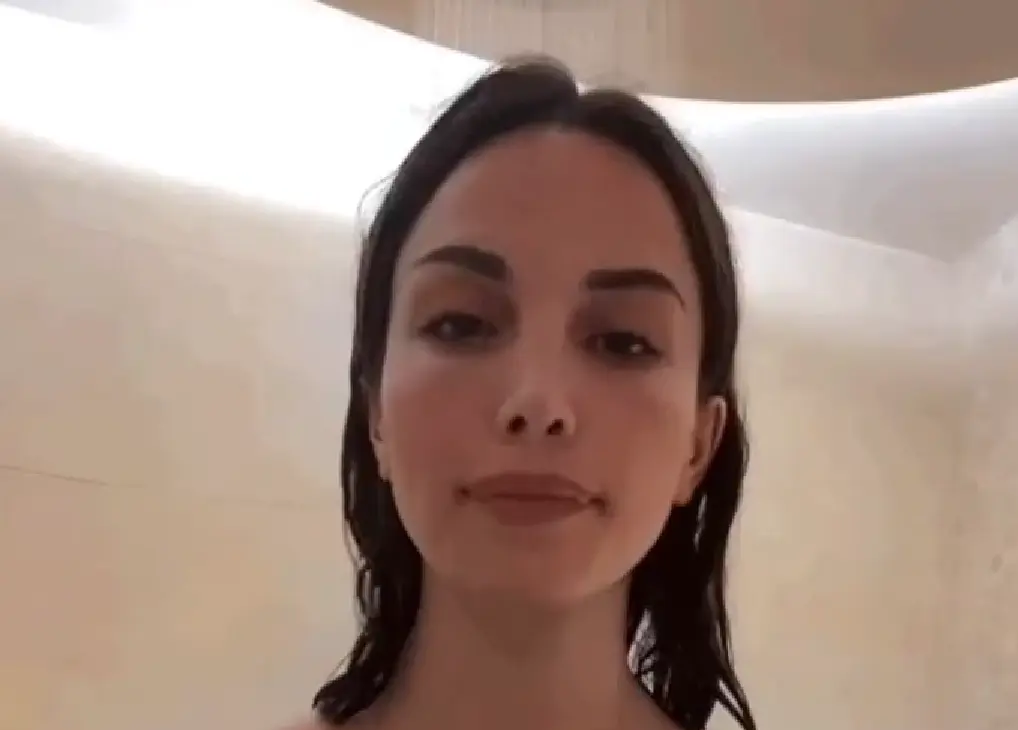 Намыливает себя⁠⁠