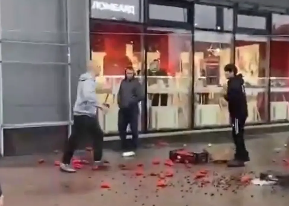 В Санкт-Петербурге петербуржец разгромил торговую палатку мигранта после спора о лицензии
