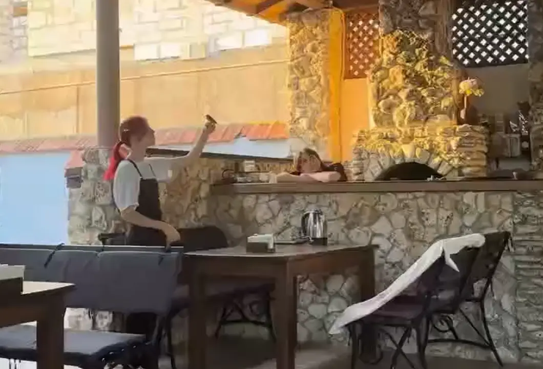 Когда ваша официантка настоящая Белоснежка