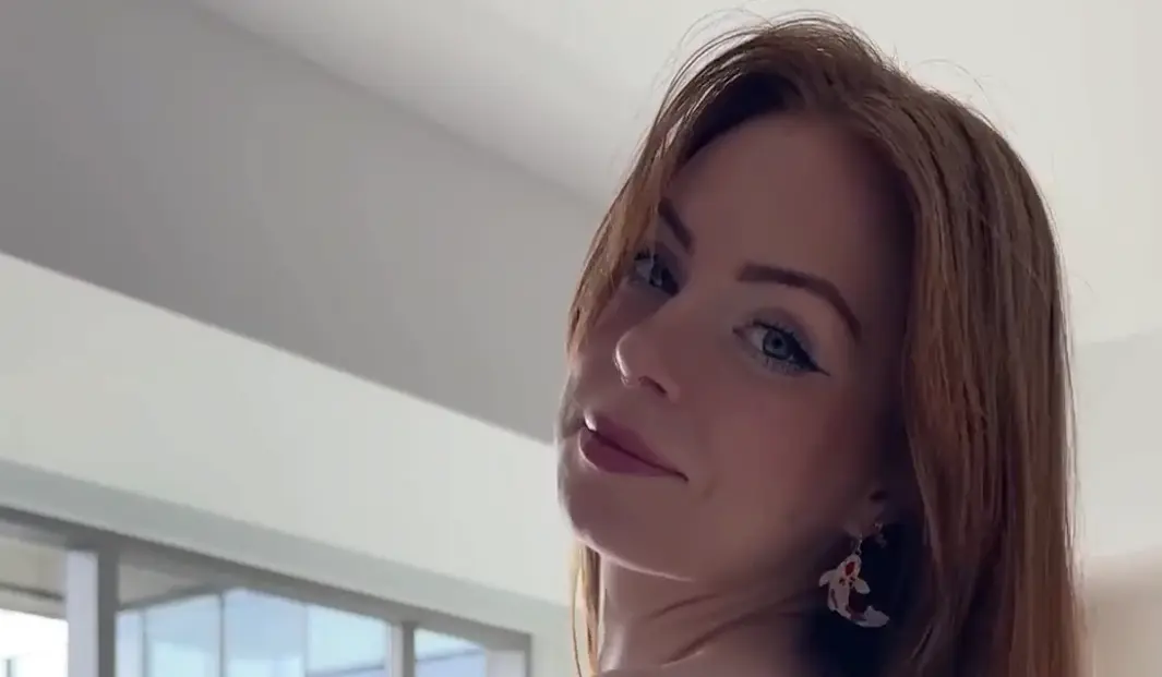 Рыжая показала