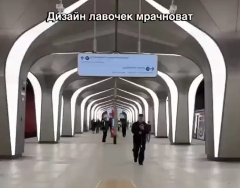 Москвичей напугал новый дизайн лавочек в метро