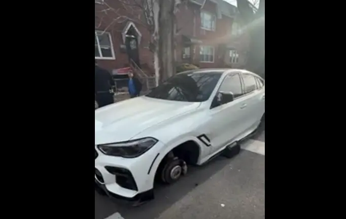С BMW сняли 4 колеса и ее признали тоталом
