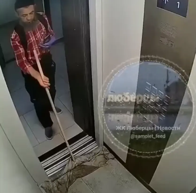 Я достаю из широких штанин...⁠⁠