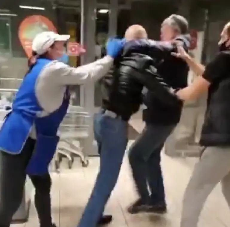 Видео с кассиршей, которая потушила пьянчугу грамотным ударом завирусился в сети