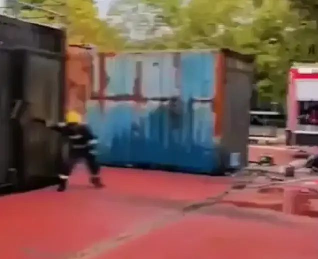 Демонстрация техники создания водяного щита, применяемой пожарными⁠⁠