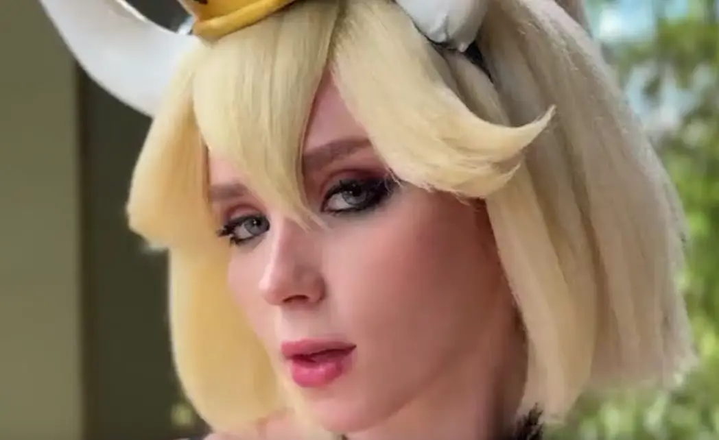 Sweetie Fox показала свою кормилицу