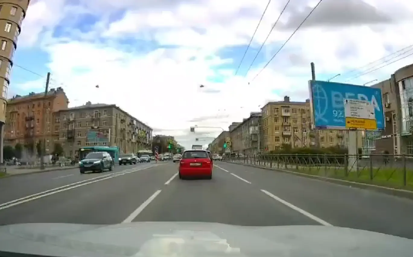 Поворотник включил - рег был обязан раствориться и не мешать маневру