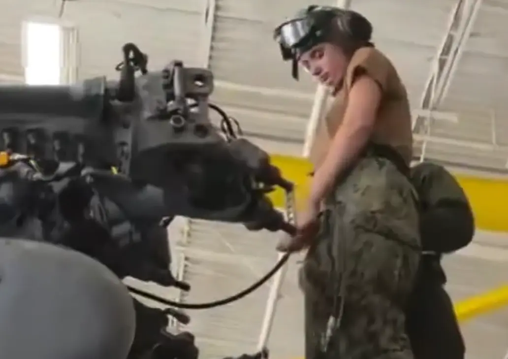 Авиационный механик на авианосце