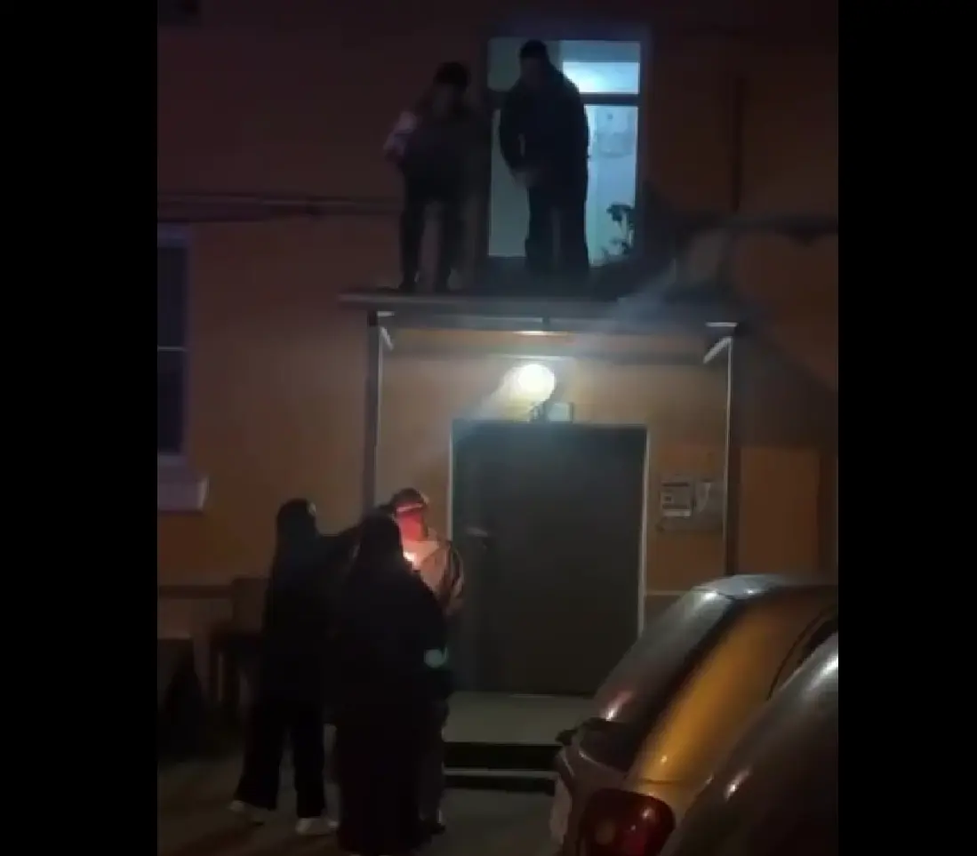 Зумеры решили оригинально поздравить друга с Днем рождения...