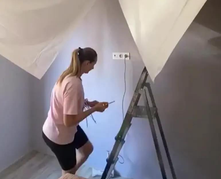 Одна натянула четырёхметровый потолок