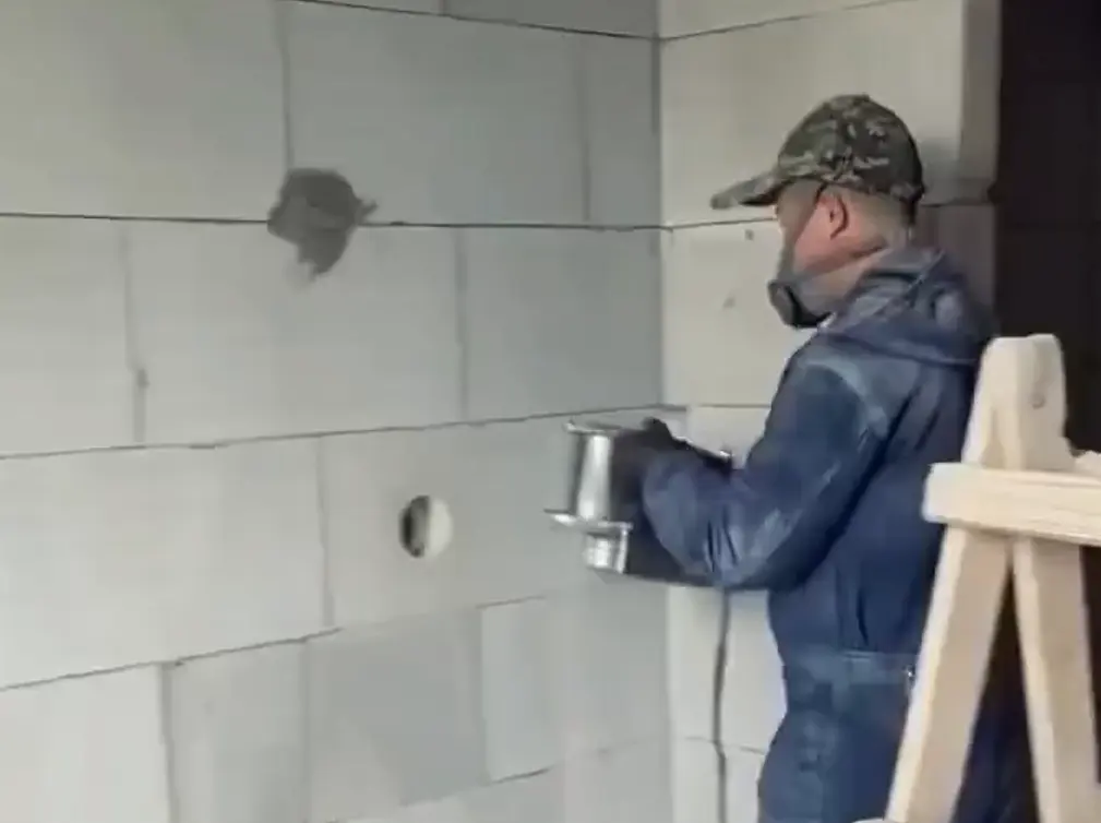 Может быть штроборез и хороший, но электрик из него так себе)⁠
