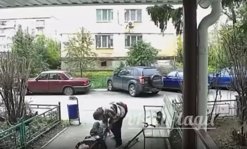 Пацан грабит лежащую без чувств девицу средь бела дня