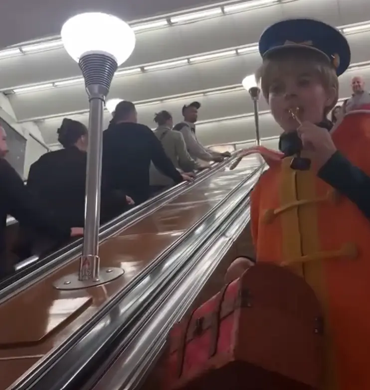 Вовка из Тридевятого царства в питерском метро⁠⁠
