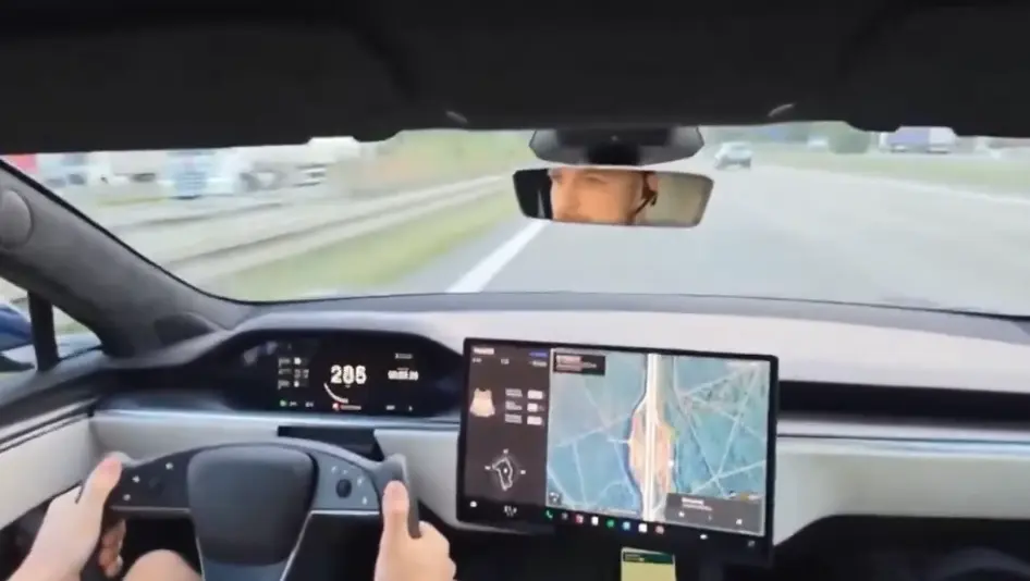Tesla вдребезги: на немецком автобане у Model S Plaid на бешеной скорости лопнуло колесо