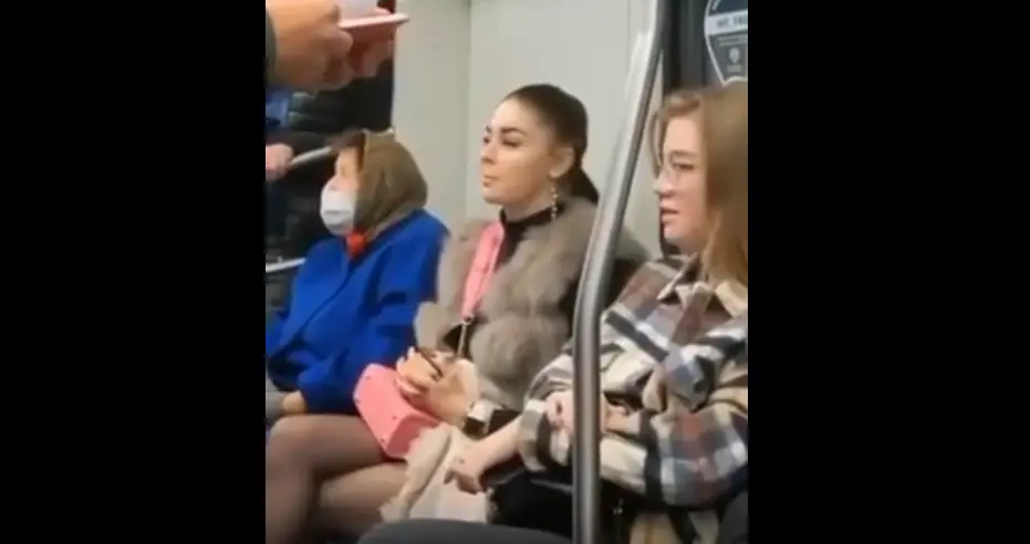 Девчонок смущает