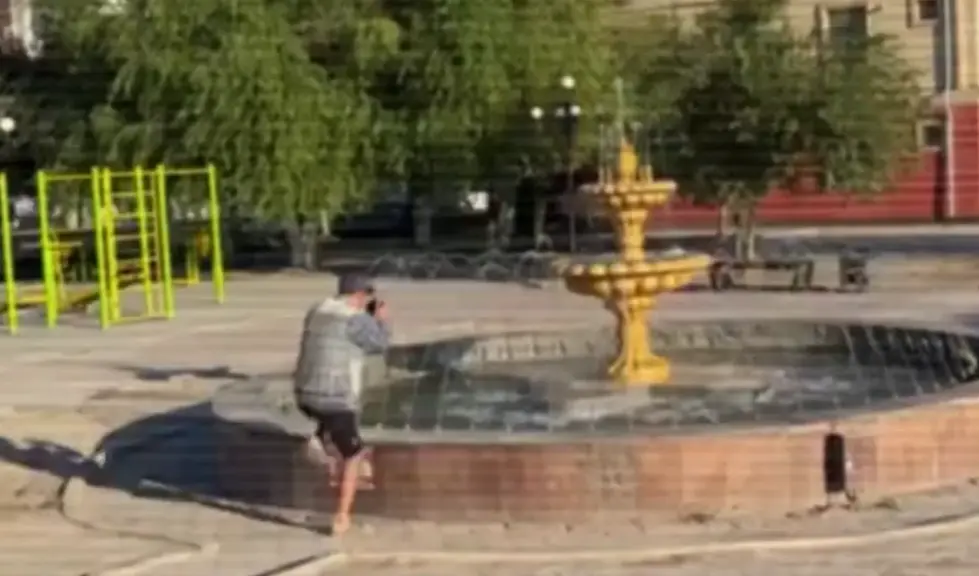 Житель Караганды залез в фонтан и получил удар током