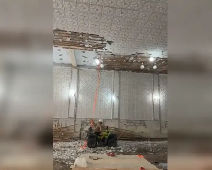 Хотел аккуратно снести потолок, но гравитация внесла коррективы