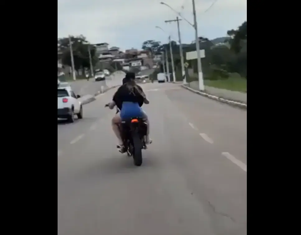 На заднем колесе с пассажиркой