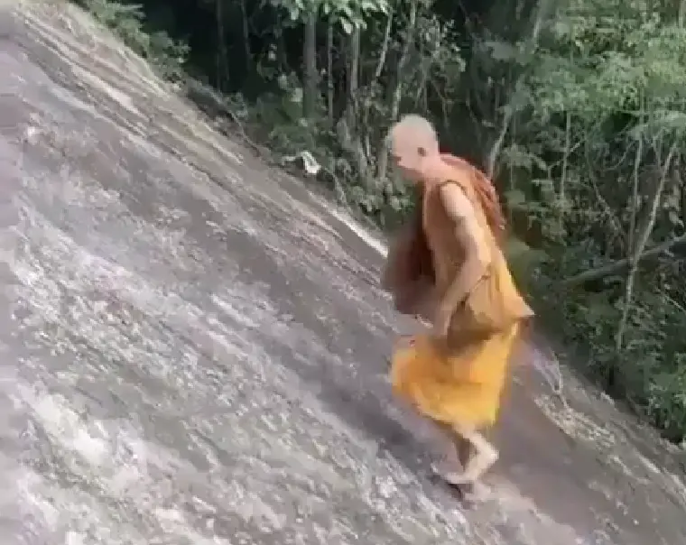 Монах поднимается в гору...⁠⁠