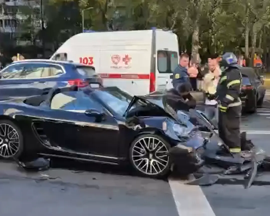 Короли дорог не договорились, кто кому уступит: Infiniti, BMW и кабриолет Porsche столкнулись на Веерной. Капот кабрика – всмятку!⁠⁠
