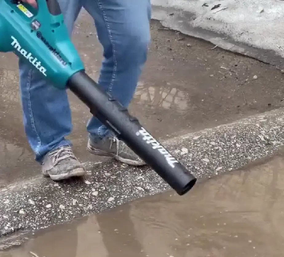 Моисей идет на работу)