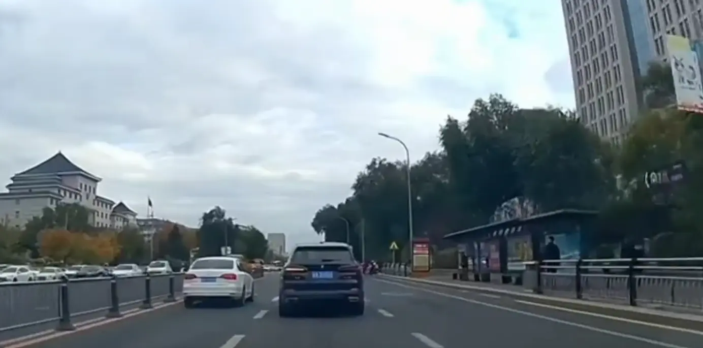 Откуда вы все лезете?!⁠⁠