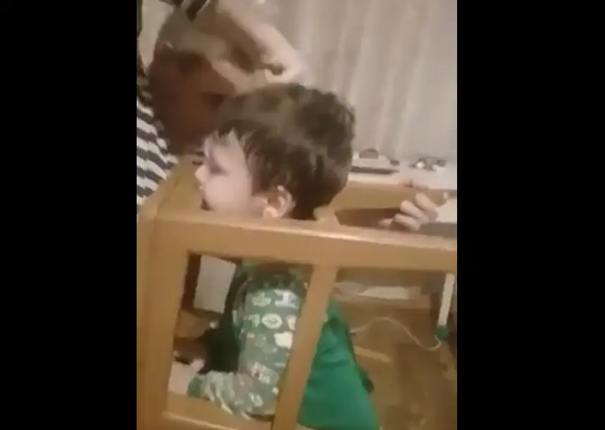 Мальчик застрял