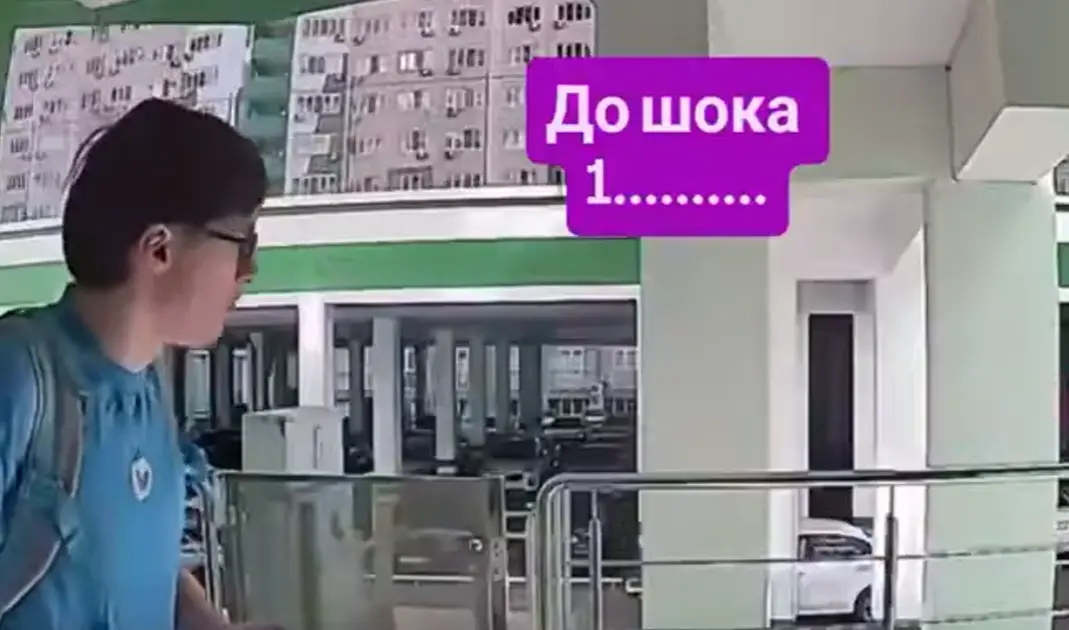 Курьер сначала вежливо придержал дверь коллеге, а потом украл его заказ