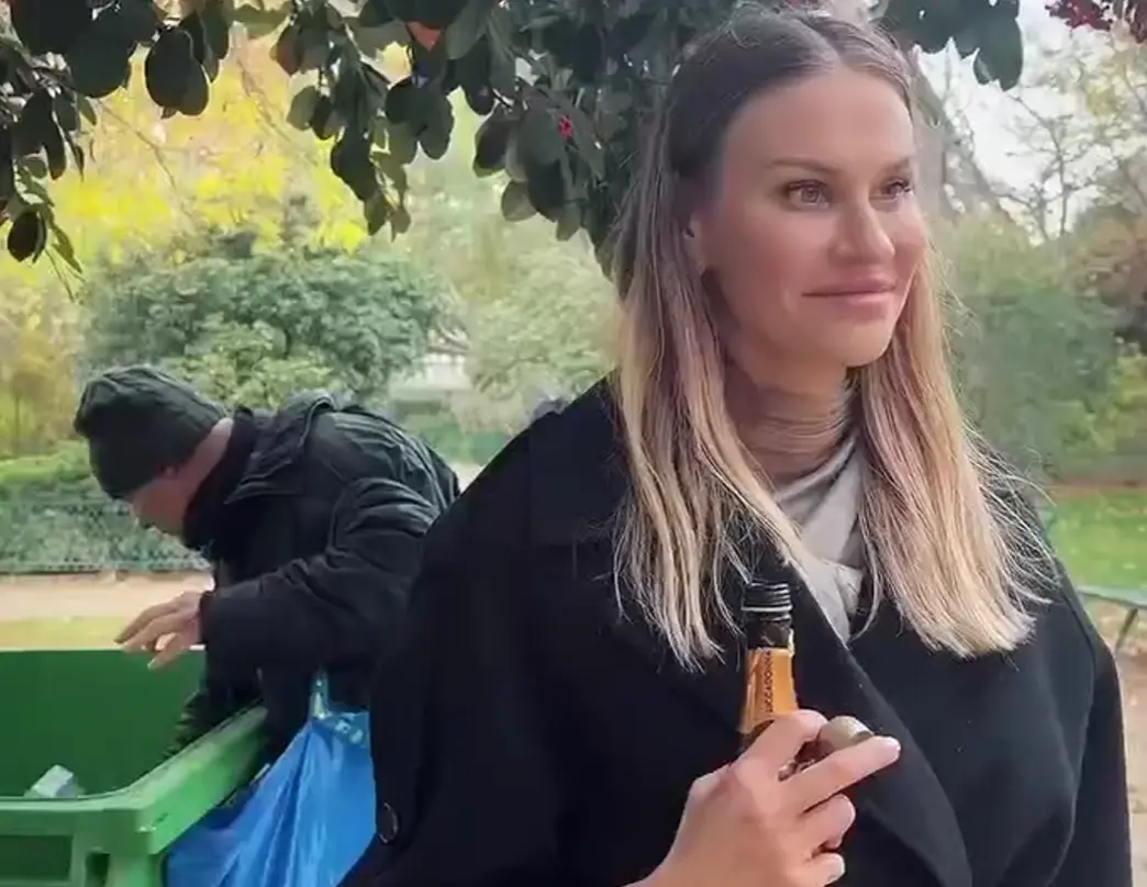 Возле Эйфелевой башни