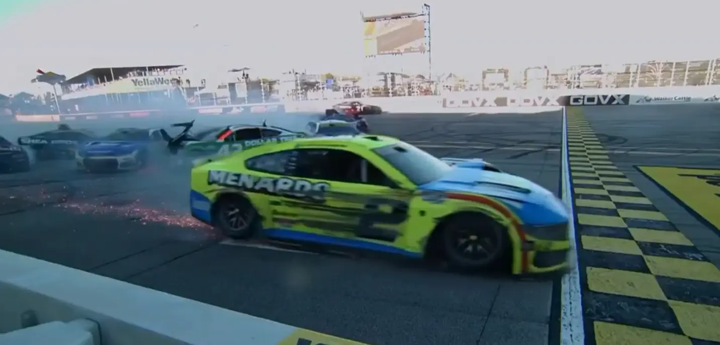 Как эффектно пересекать финишную черту: показывают гонщики NASCAR⁠⁠