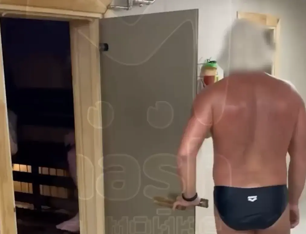 В Питере стеклянная дверь разлетелась на кусочки прямо в руках посетителя сауны