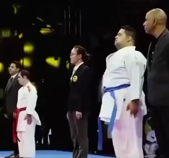 Спортсмен с синдромом Дауна заметил, как расстроен его проигравший соперник, тут же подбежал к нему и поднял его руку вверх
